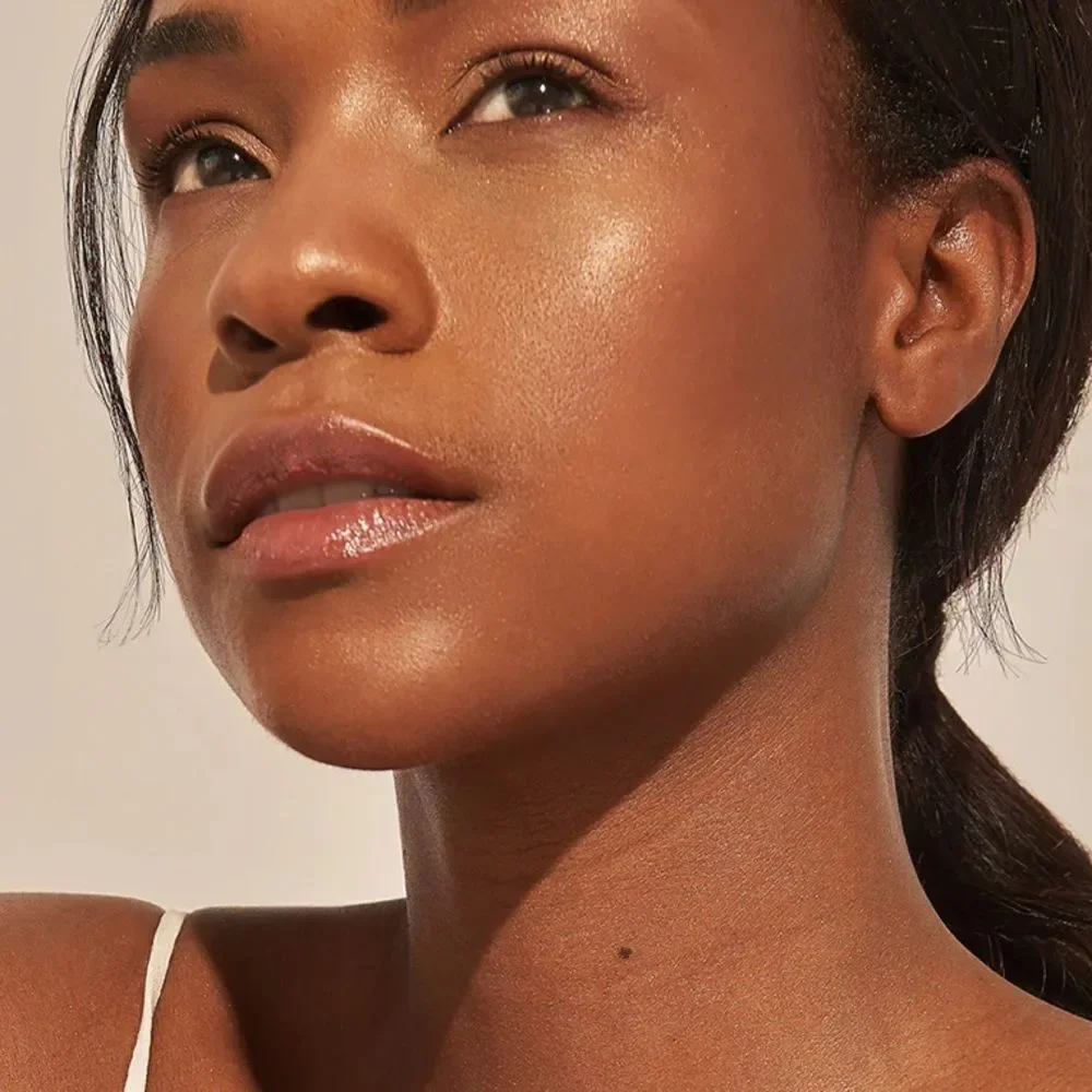 Vesca Kissed by Soft Matte Bronzing Powder in Maldives, rich neutral undertones